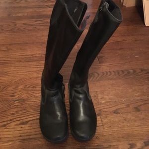 Stylish black winter boots with fleece lining