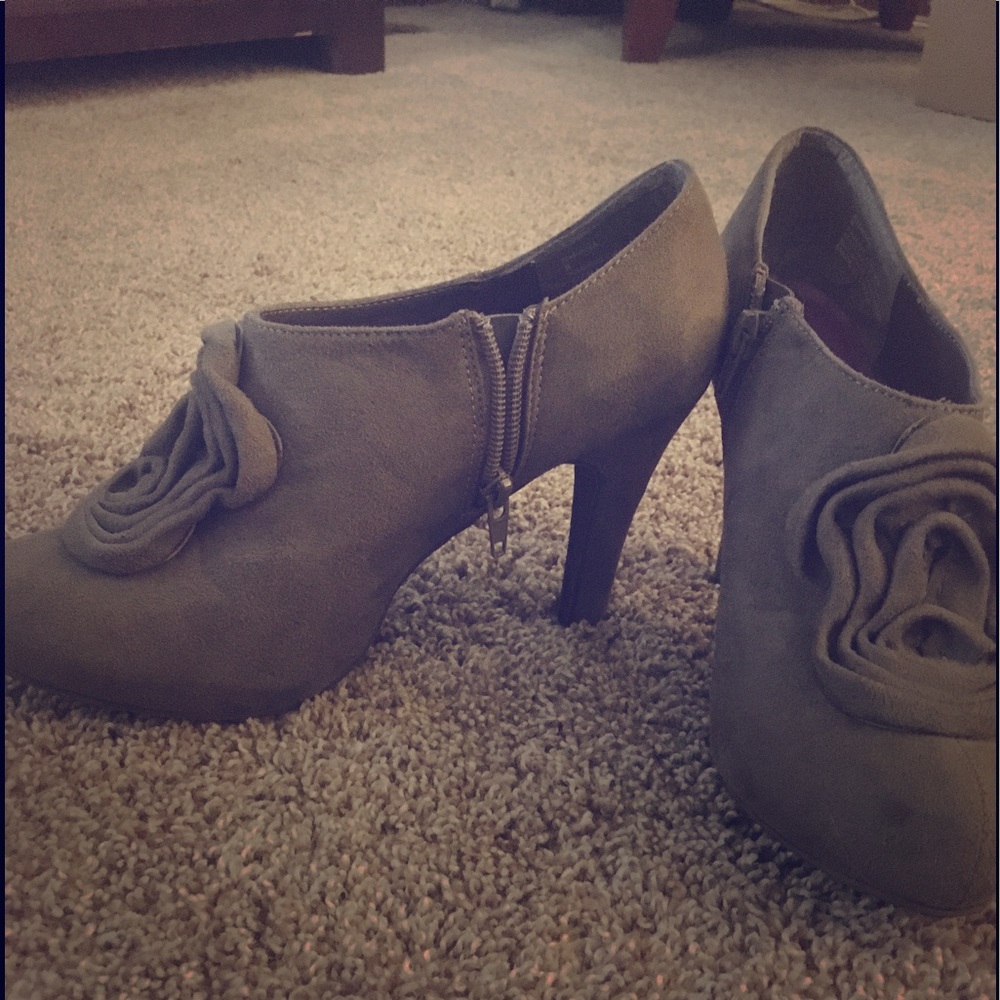 SOLD!! Madden Girl Heeled Booties - Picture 1 of 3