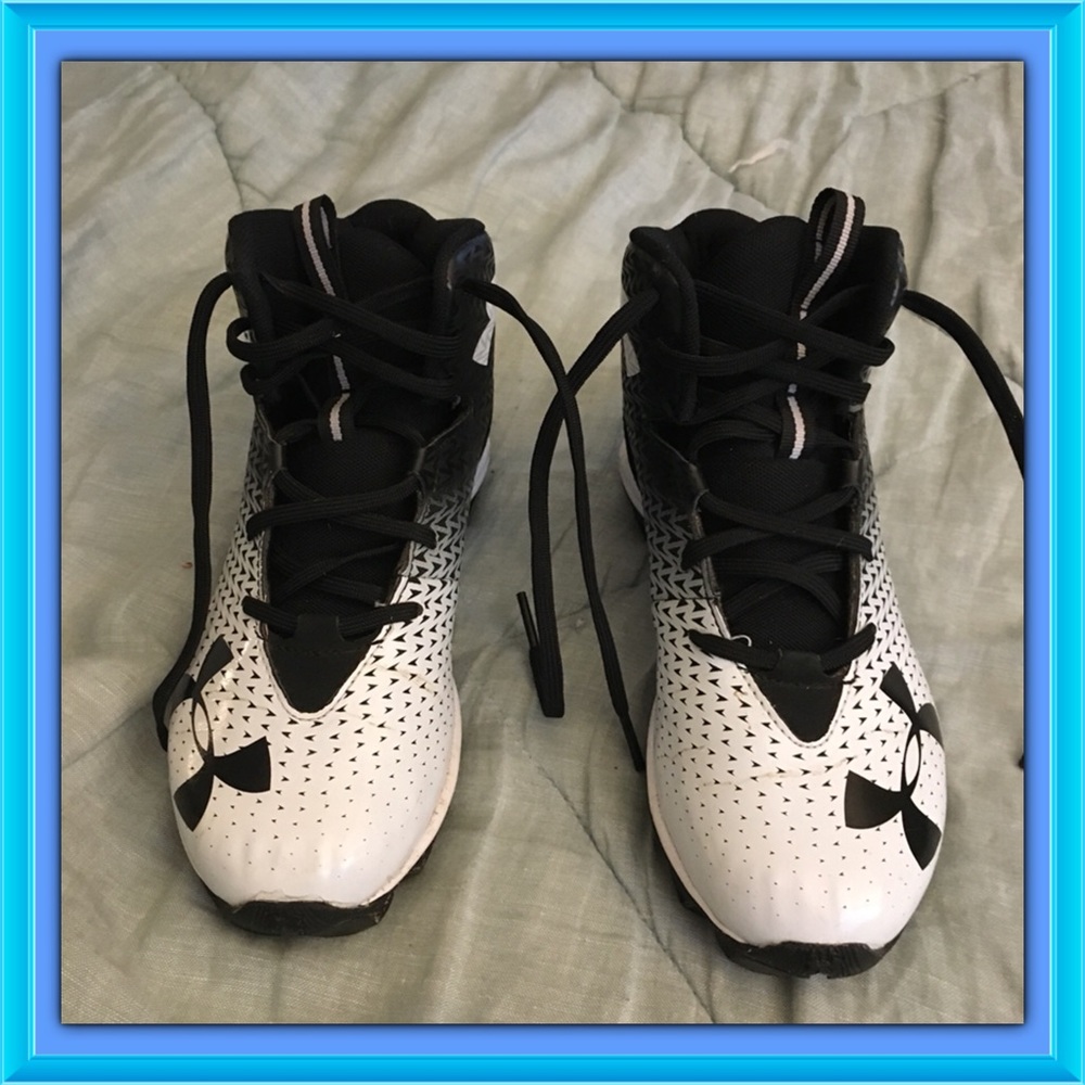 UNDER ARMOUR Football Cleats! Like New. Boys Y 4