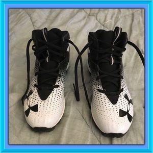 UNDER ARMOUR Football Cleats! Like New. Boys Y 4