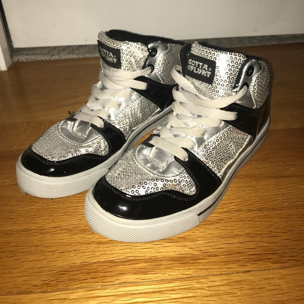 Women's gray, black and silver gotta flurt sneaker