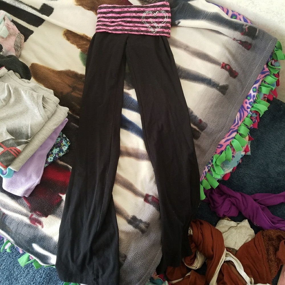 Tween or teen XS yoga pants.