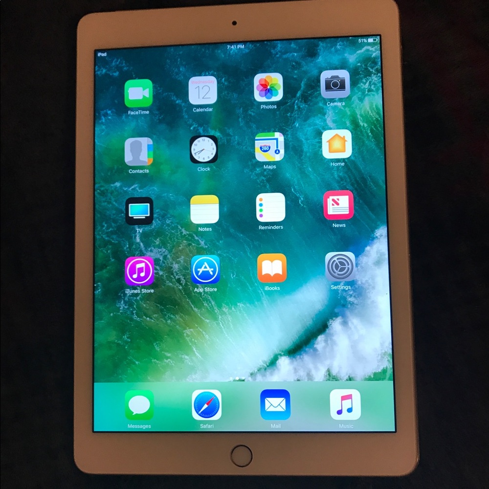 Ipad - Picture 2 of 2