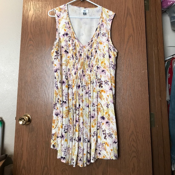 Old Navy Dresses & Skirts - Floral, pleated shift dress