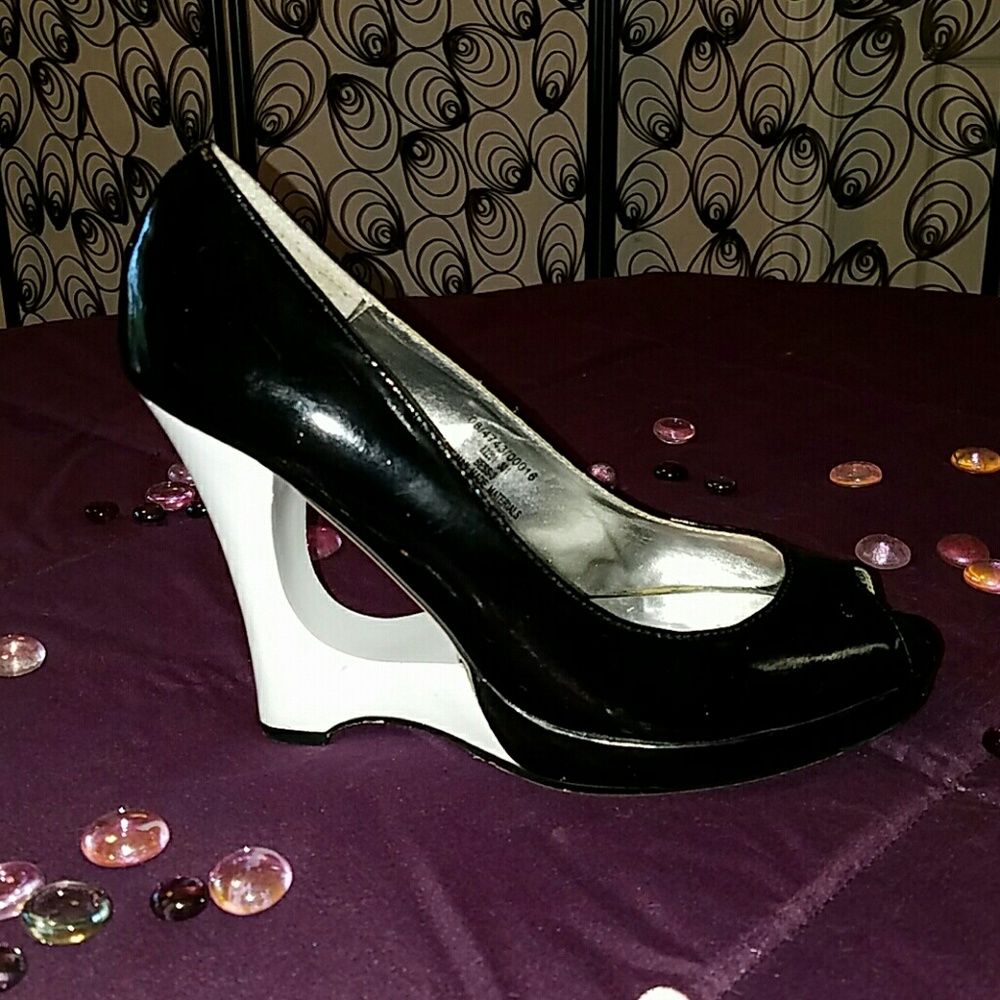 Pierre Dumas Black and White Platform