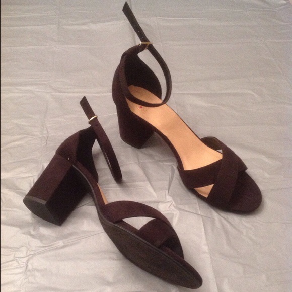 Shoes - Like New - Criss Cross Ankle Strap Sandals
