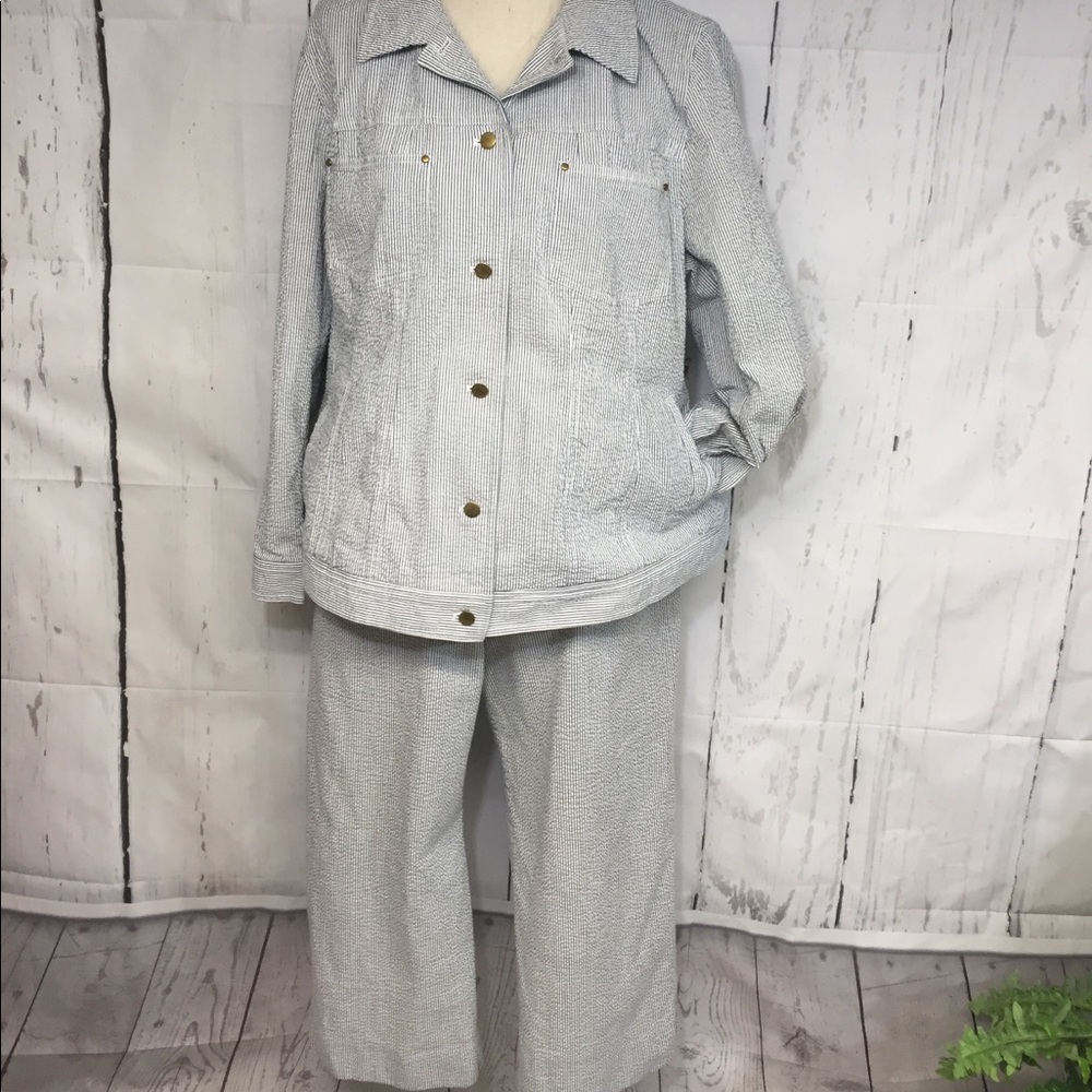 ( Studio PLUS ) Unique Stripped Woman's Suit