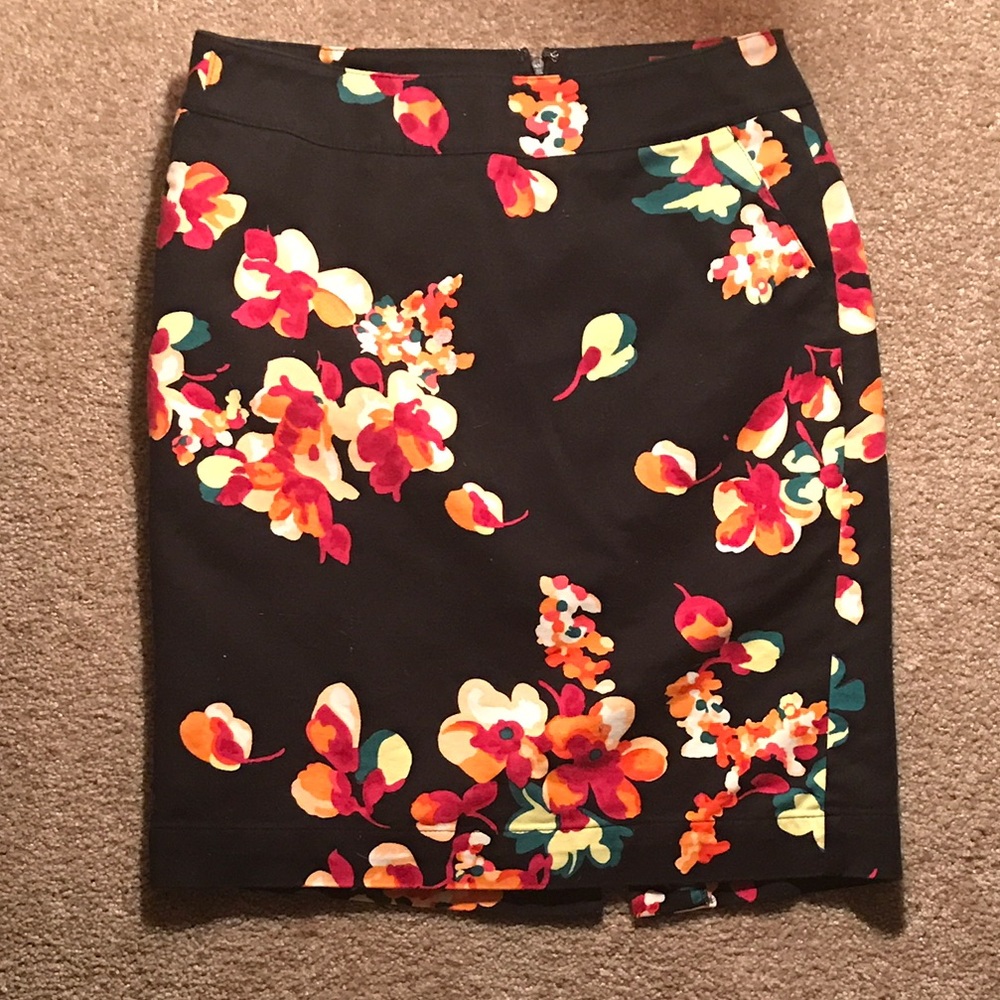 Floral Print Pencil Skirt 🌸