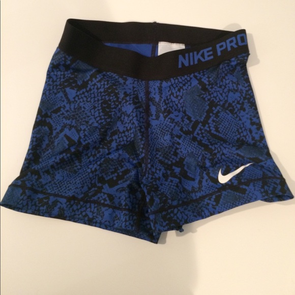 Nike workout shorts - Picture 1 of 3