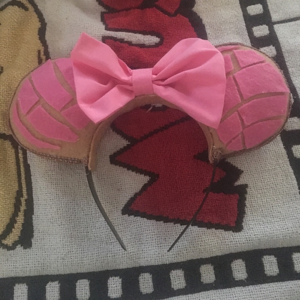 Disney Minnie Mouse pan dulce concha bread ears