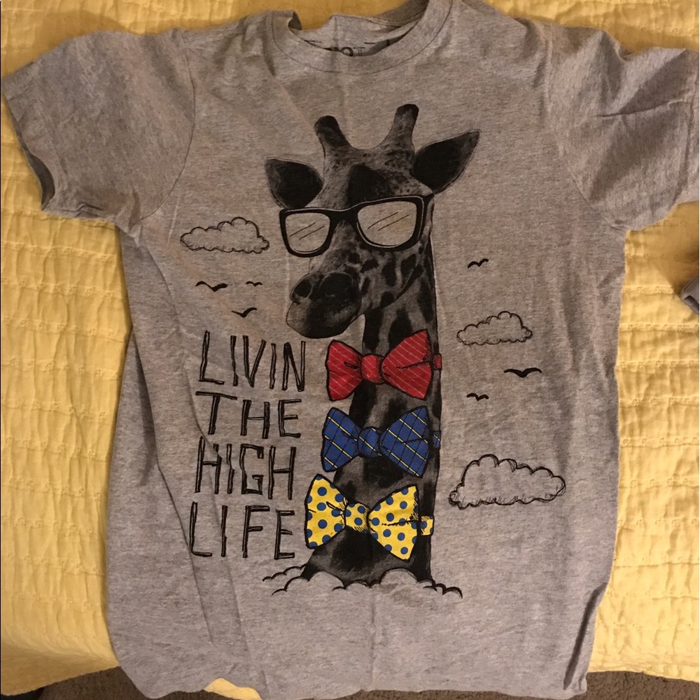 Gray Giraffe graphic tee