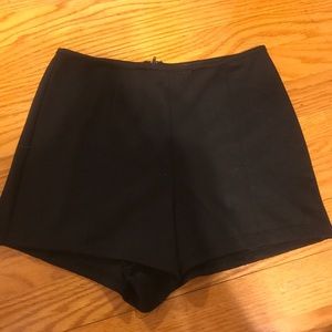 Nollie High-waisted black shorts
