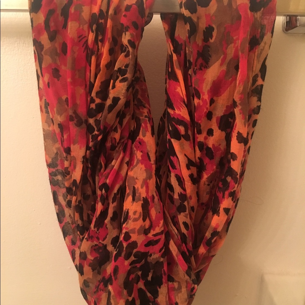 Fun Leopard-print infinity scarf by S. Oliver!