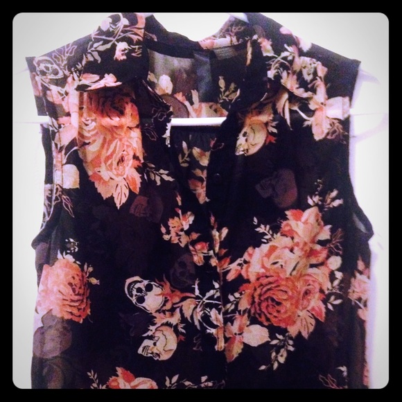 Cute button down sleeveless top - Picture 1 of 2