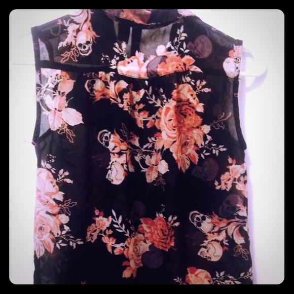 Cute button down sleeveless top - Picture 2 of 2