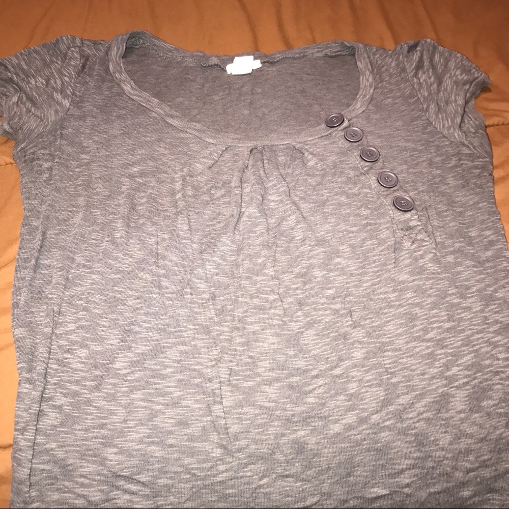 Cute comfy shirt with buttons.