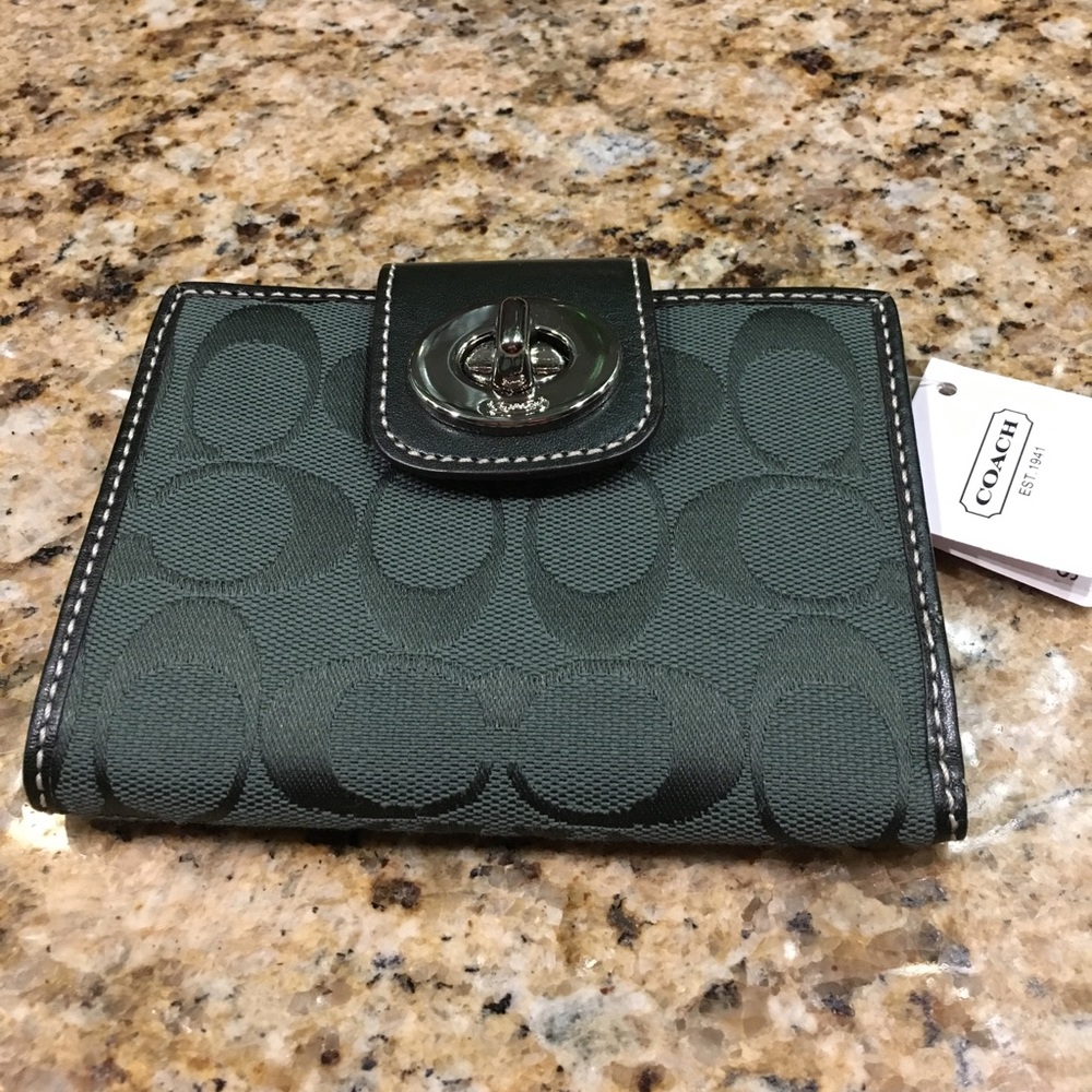 New Green signature wallet w/back zip pocket 5.5X4 - Picture 1 of 5
