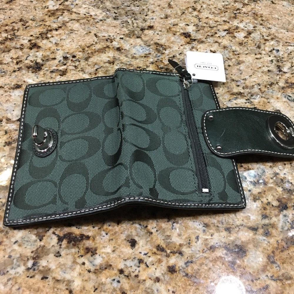New Green signature wallet w/back zip pocket 5.5X4 - Picture 3 of 5