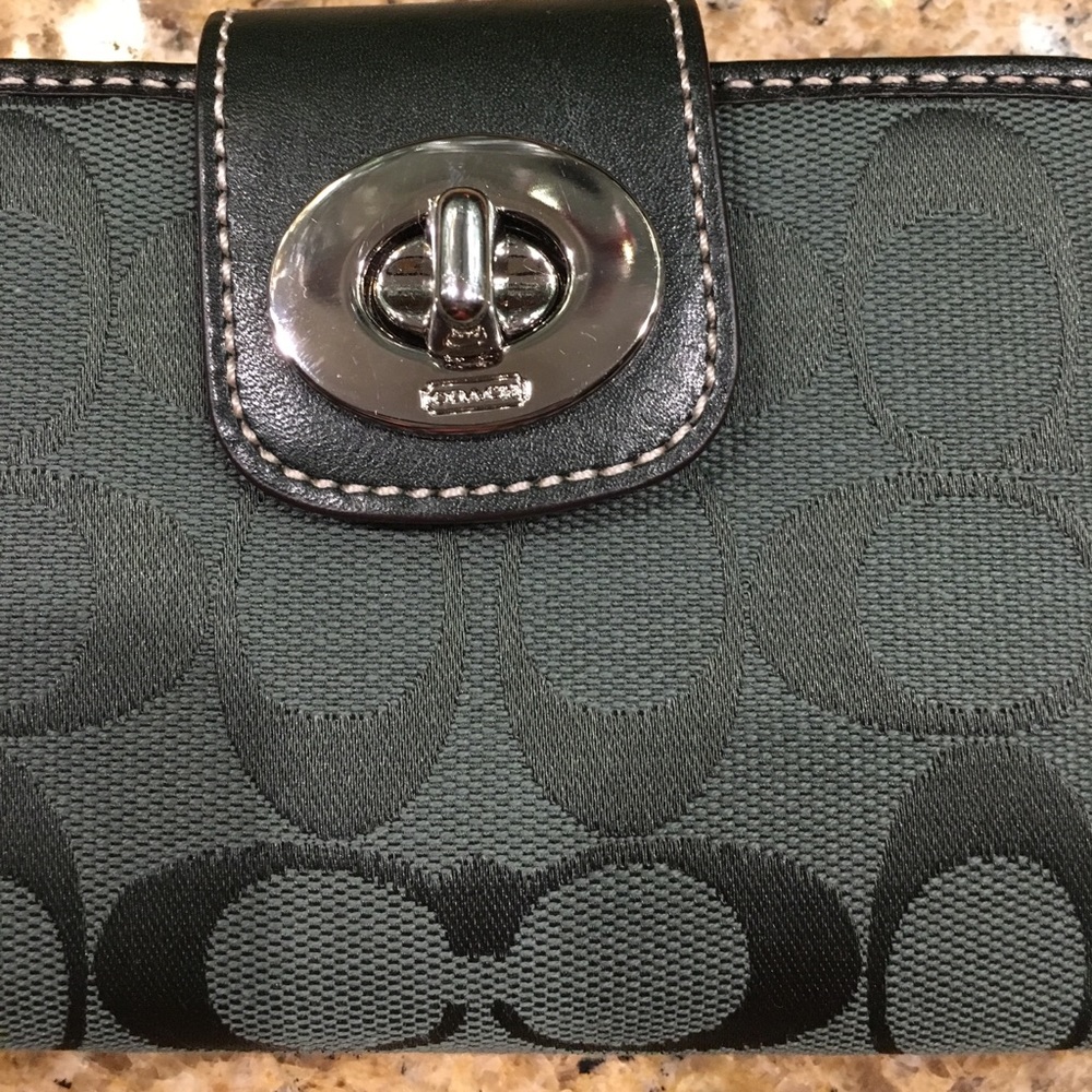 New Green signature wallet w/back zip pocket 5.5X4 - Picture 4 of 5