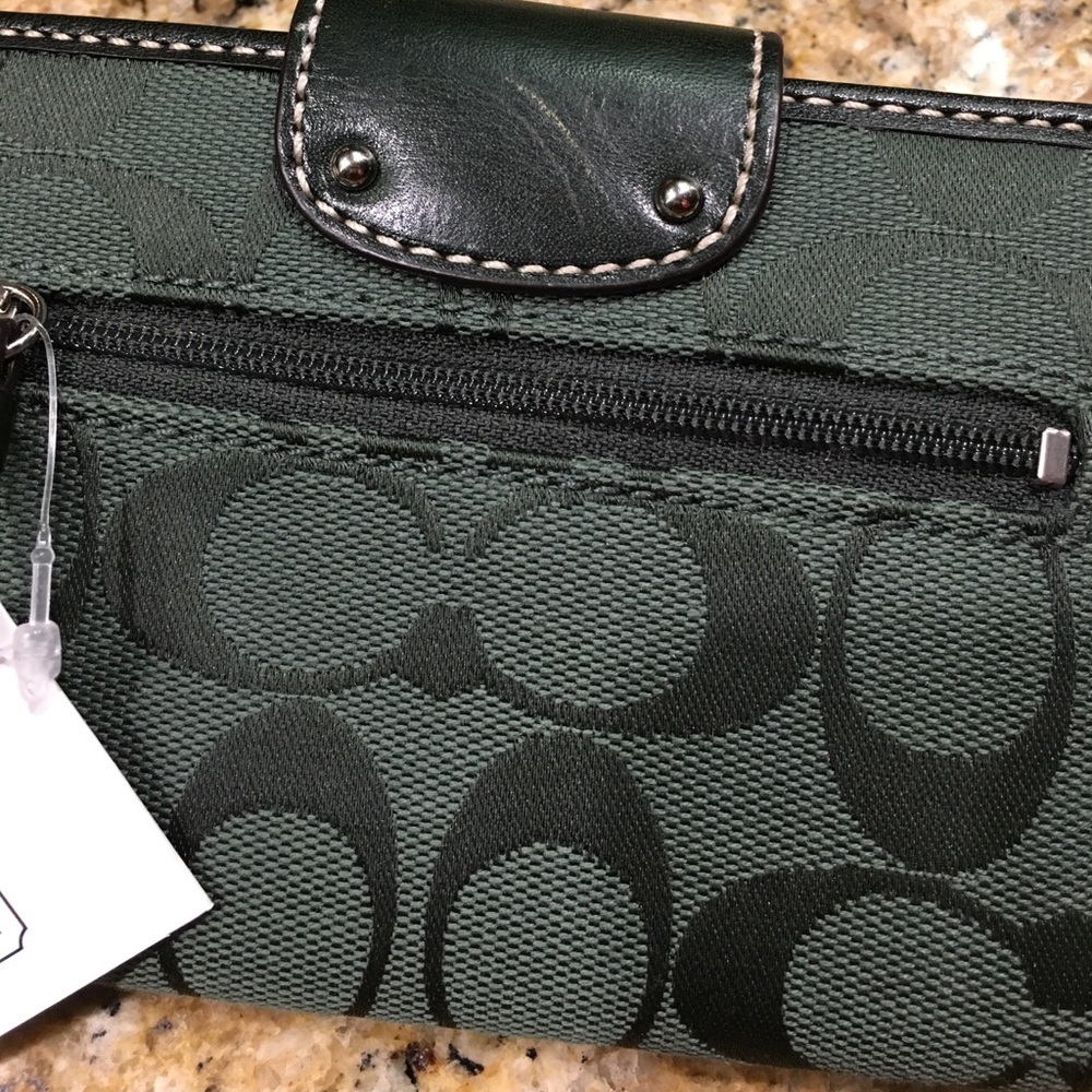 New Green signature wallet w/back zip pocket 5.5X4 - Picture 5 of 5