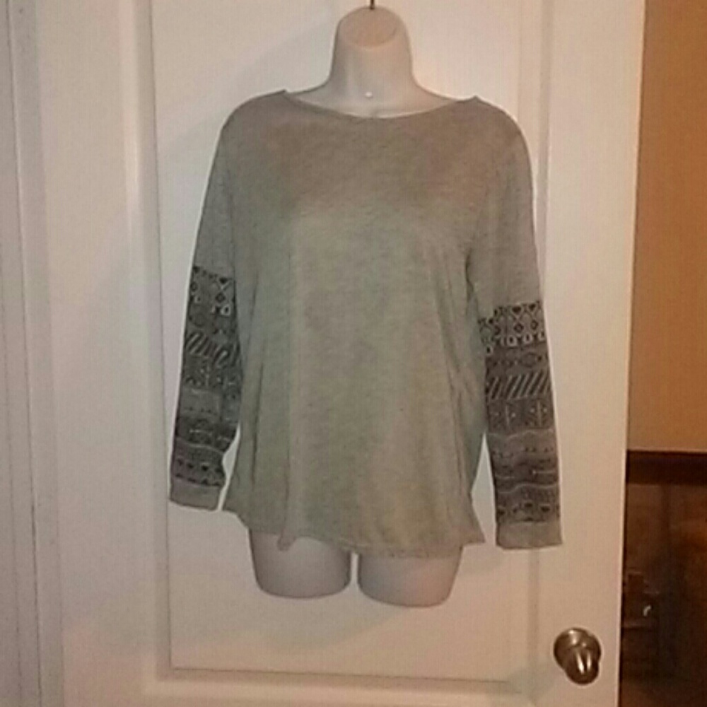 Grey long sleeve t- shirt