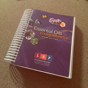 Essential Oils Pocket Reference Book
