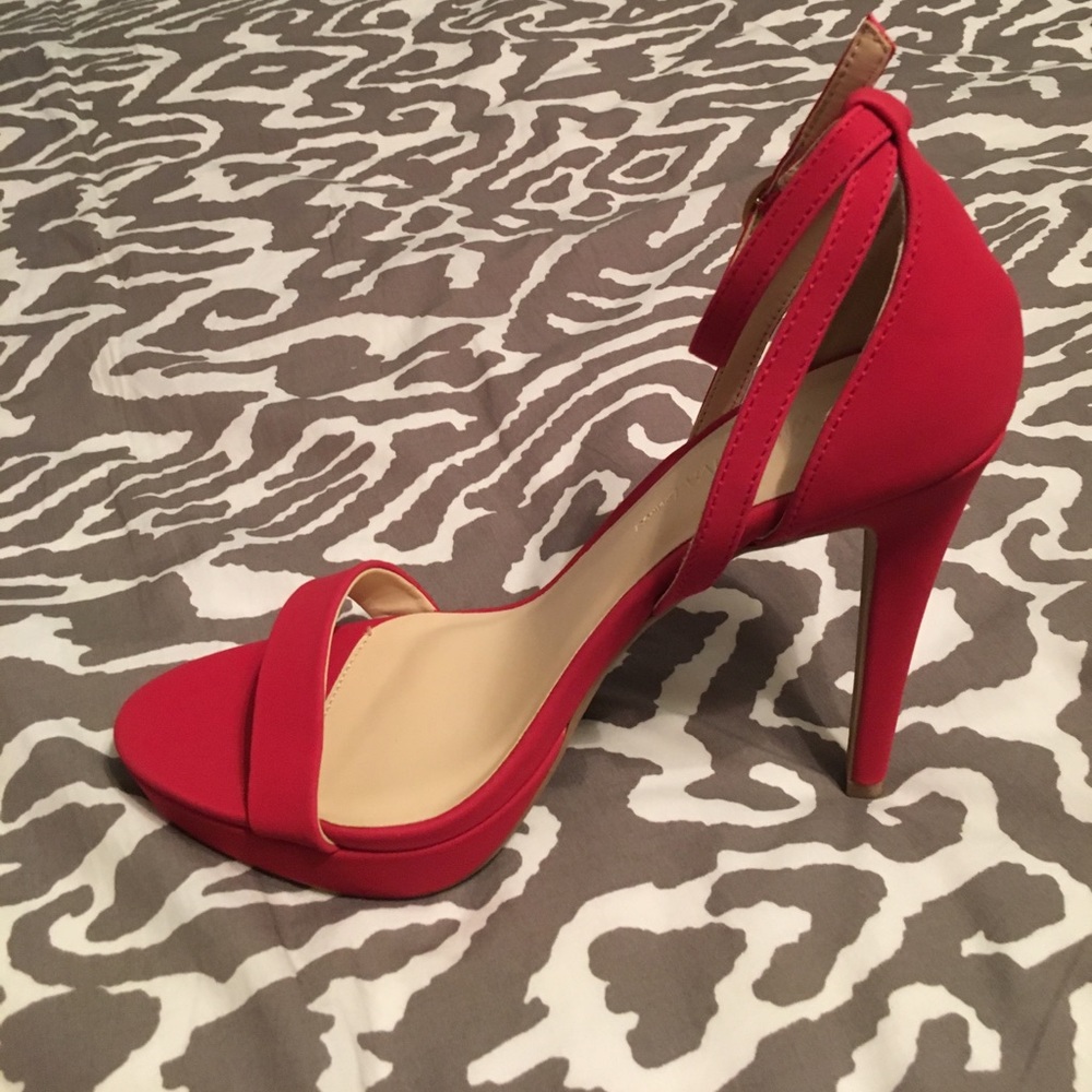 Red heels - Picture 3 of 3