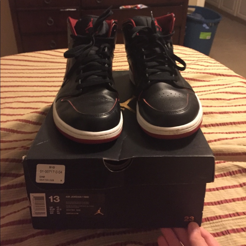 Jordan 1 Mid Black/Red