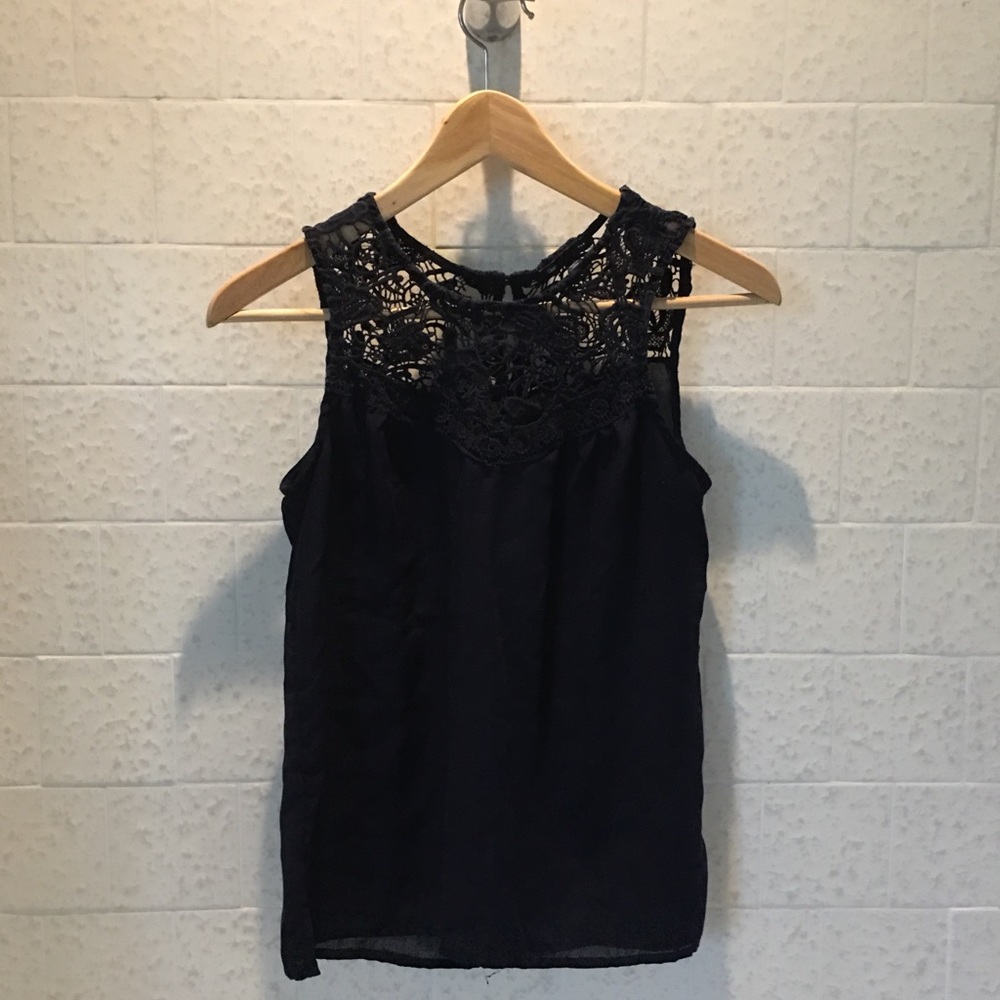 GAP / Crochet Keyhole Top