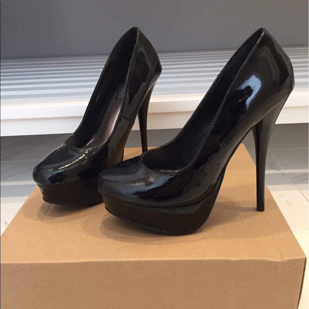 Black pumps!
