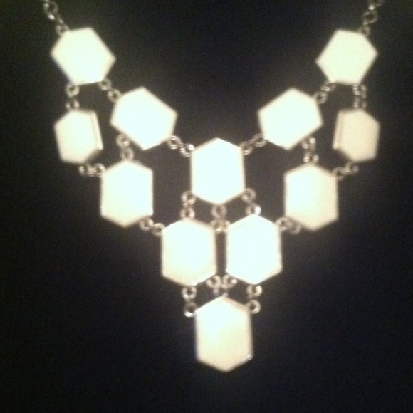 🎉Guess Necklace - Picture 2 of 2