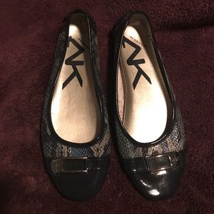 Anne Klein Size 9.5 Flats Green and Navy