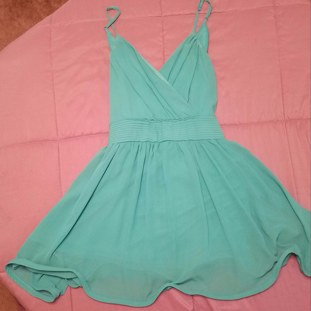 👗Gorgeous Flowy Sea Foam Green Dress👗