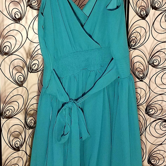 👗Gorgeous Flowy Sea Foam Green Dress👗 - Picture 4 of 4
