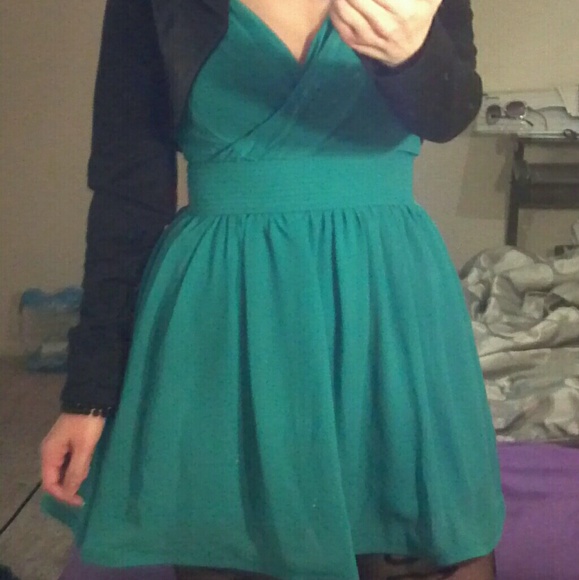 👗Gorgeous Flowy Sea Foam Green Dress👗 - Picture 2 of 4