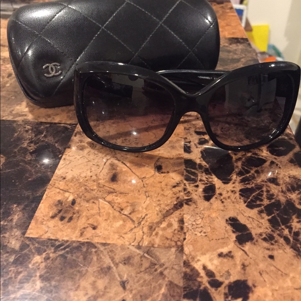 Chanel authentic sunglasses WITH ORIGINAL CASE - Picture 2 of 4