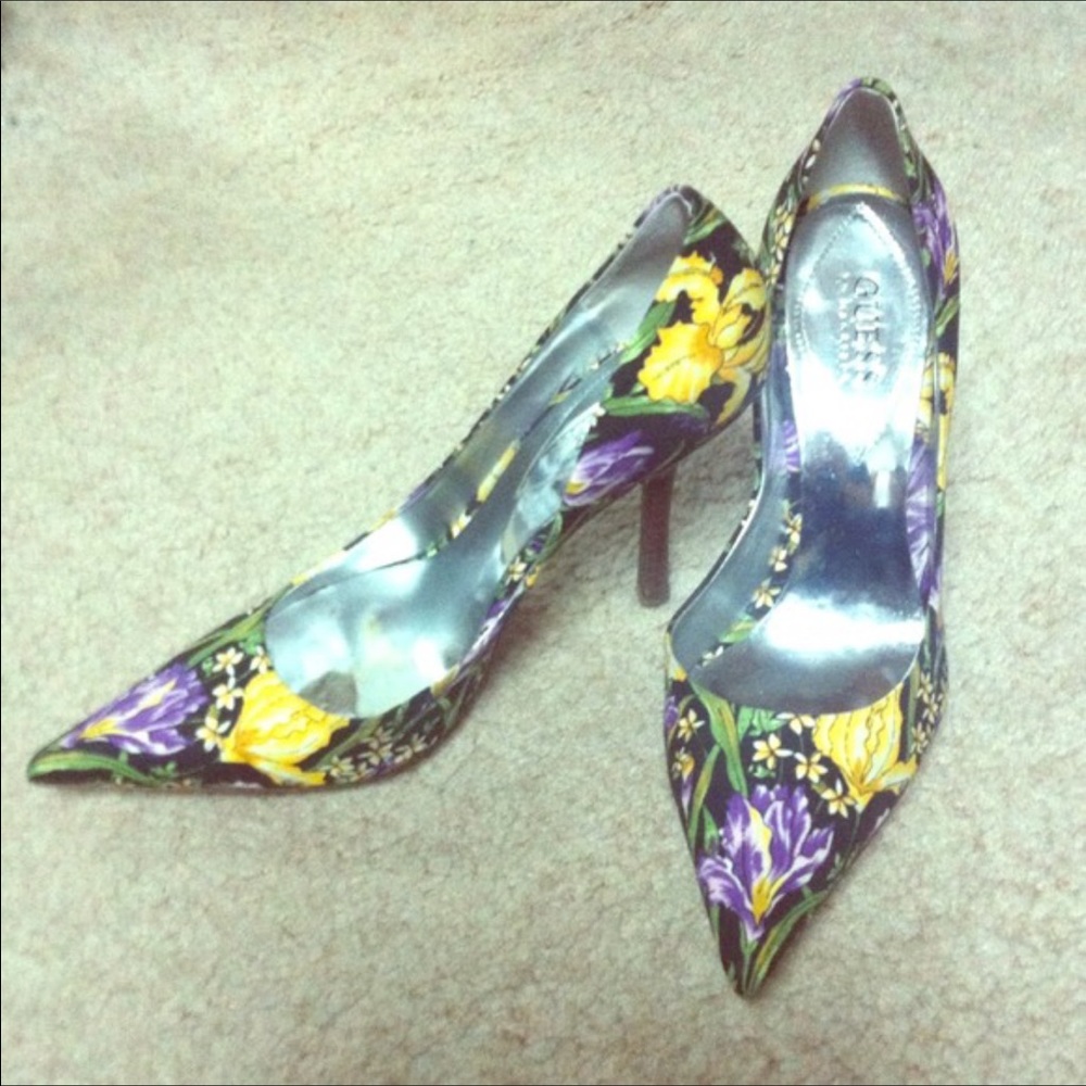 Guess "Carrie" Pumps