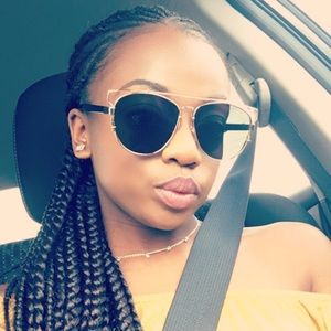 Meet your Posher, Alexis