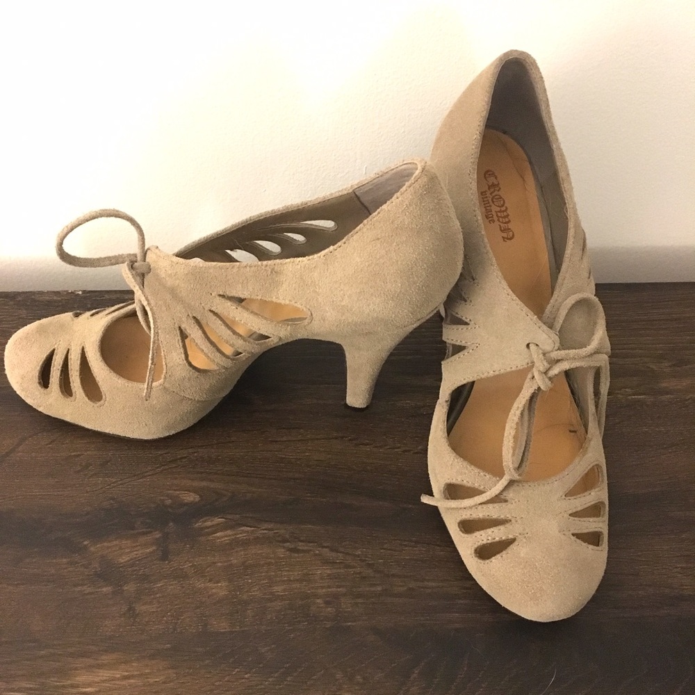 Crown Vintage - Sz 8.5 Cutout Tan Heels