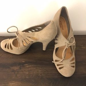 Crown Vintage - Sz 8.5 Cutout Tan Heels