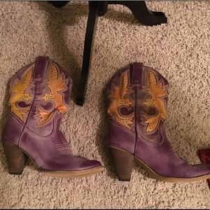 VERY VOLATILE SIZE 9 PURPLE AND GOLD BOOTS FOR LSU
