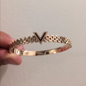 Copper plated V bracelet💎