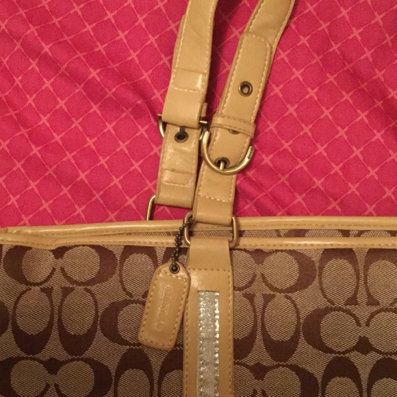 Tan Coach shoulder bag, fits any occasion💋