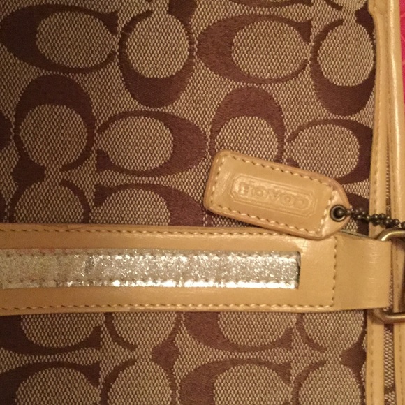 Tan Coach shoulder bag, fits any occasion💋