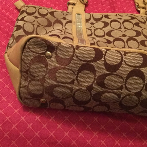 Tan Coach shoulder bag, fits any occasion💋