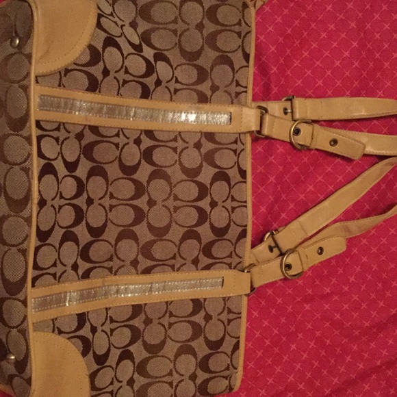 Tan Coach shoulder bag, fits any occasion💋