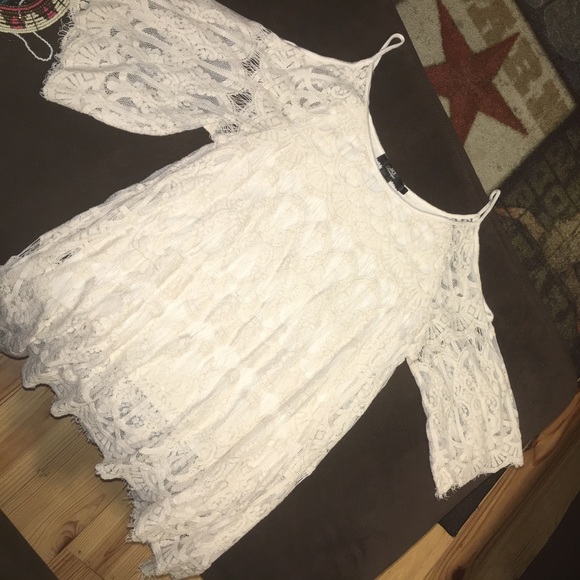 BKE Tops - Super cute open shoulder lace top!