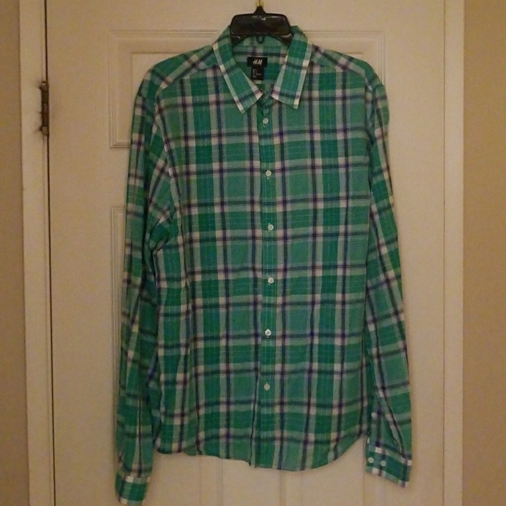 H & M Large button down shirt. Beautiful design.