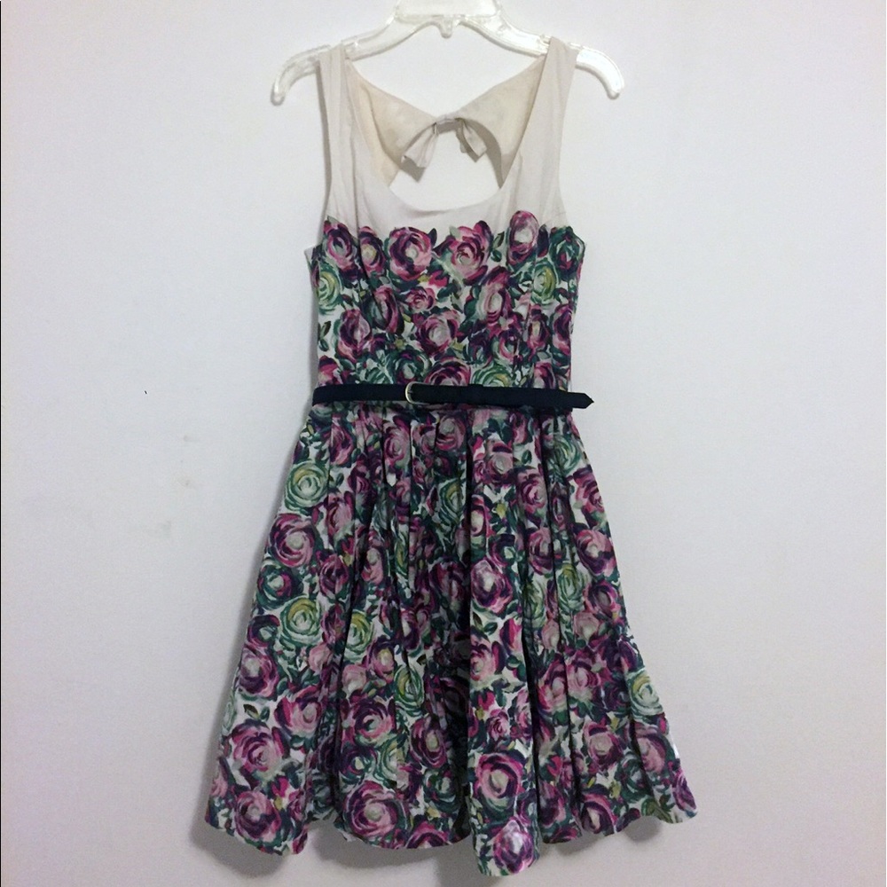 Flower dress with cutout back and belt