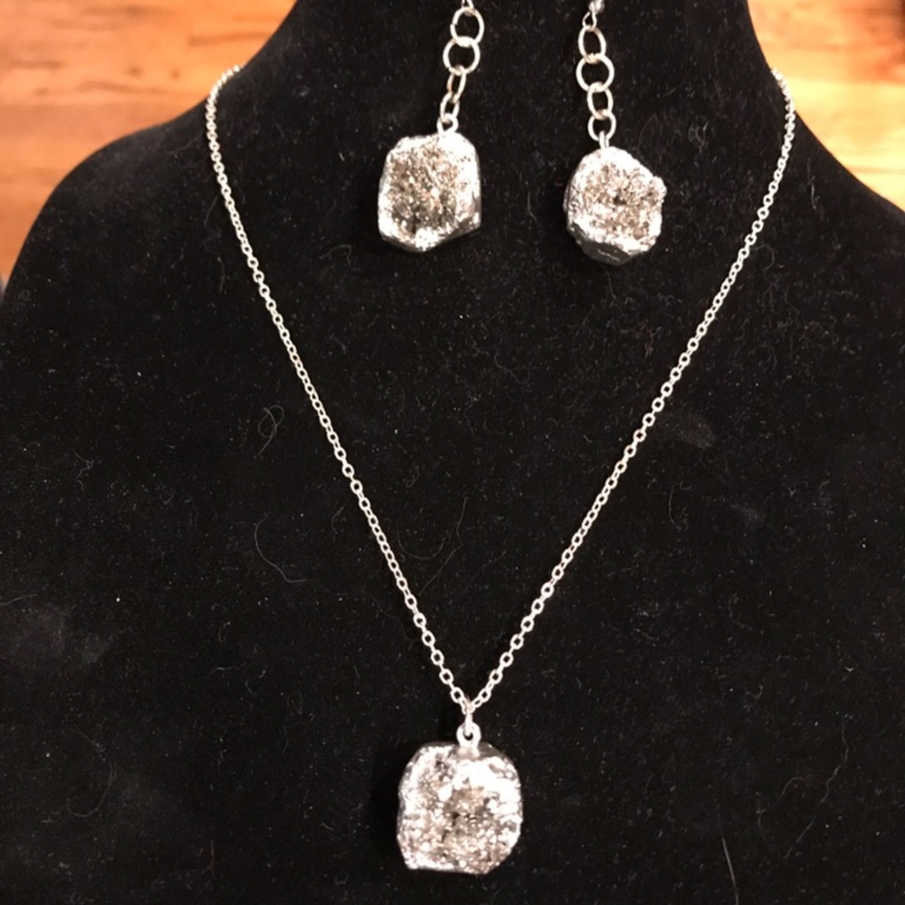 Stunning natural silver agate Druzy earrings & nk.